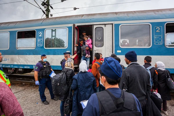 Refugiados de guerra en la estación de tren Gyekenyes — Foto de Stock