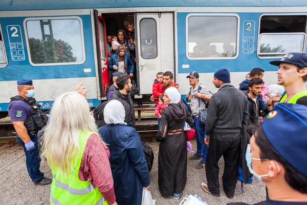 Refugiados de guerra en la estación de tren Gyekenyes — Foto de Stock