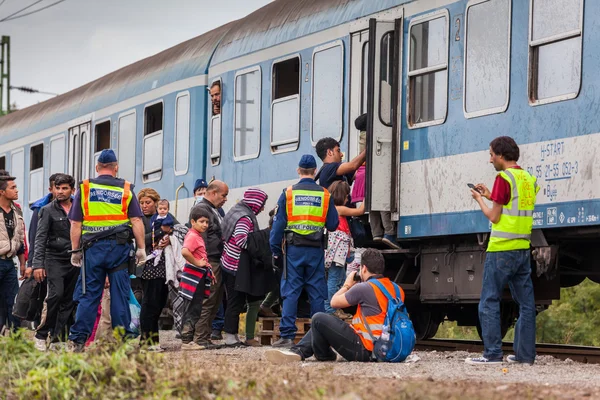 Refugiados de guerra en la estación de tren Gyekenyes — Foto de Stock