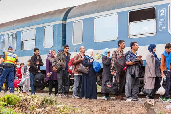 Krigsflyktingar på järnvägsstationen Gyekenyes — Stockfoto