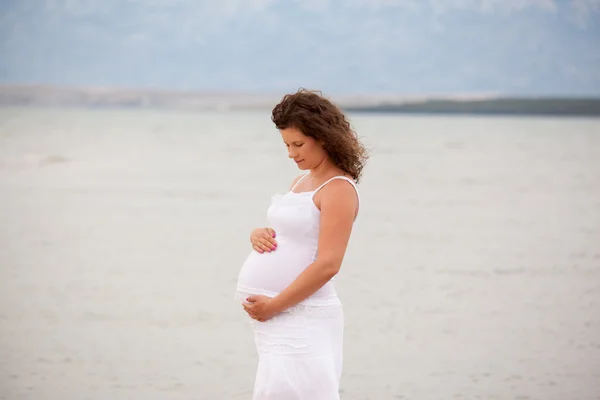 Pregnant woman on the beach — Stock Photo, Image