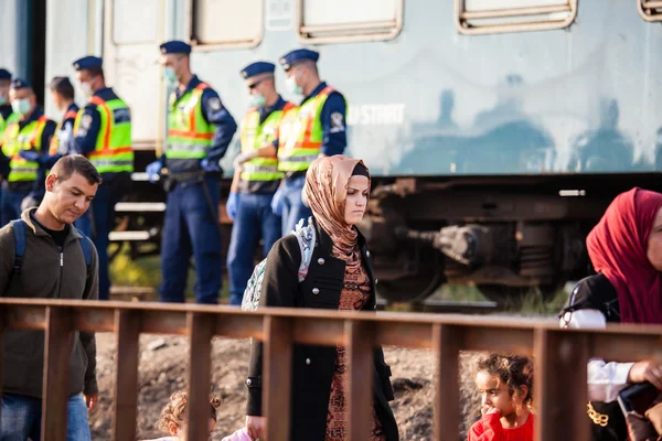 War refugees at the Gyekenyes Railway Station — Stock Photo, Image