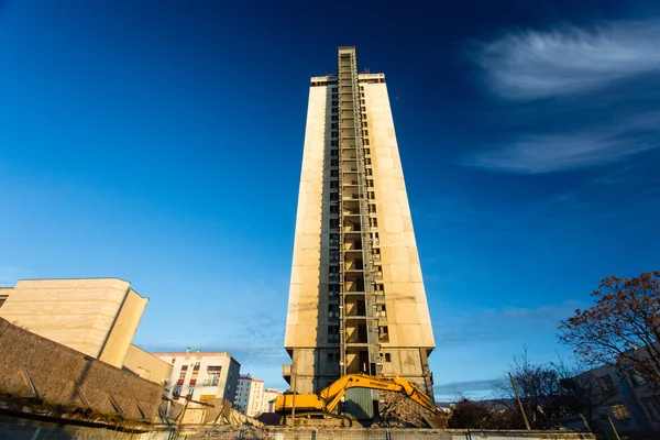 Demolishing the 25 floor building — Stock Photo, Image