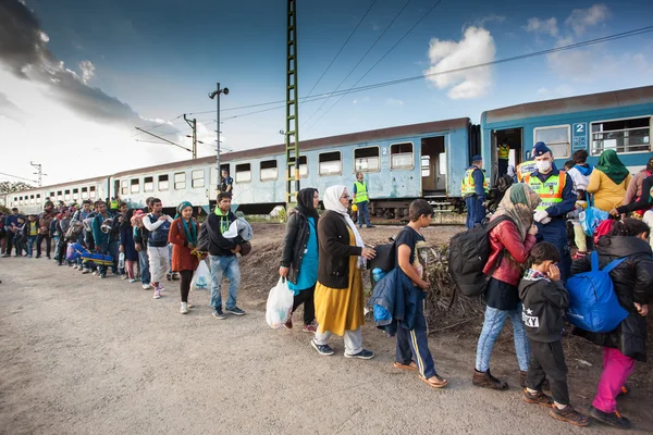 Uchodźców wojennych na stacji kolejowej Gyekenyes — Zdjęcie stockowe