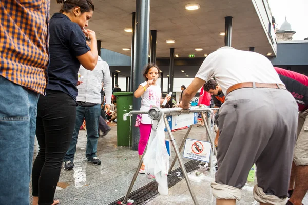 Rifugiati di guerra alla stazione ferroviaria di Keleti — Foto Stock