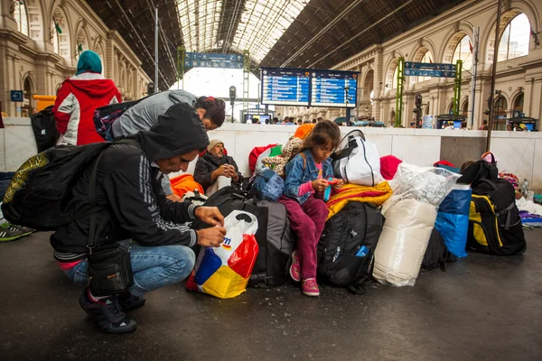 Krigsflyktingar vid Keleti järnvägsstation — Stockfoto