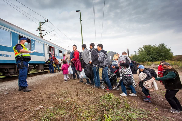 Военные беженцы на железнодорожном вокзале Гикенес — стоковое фото