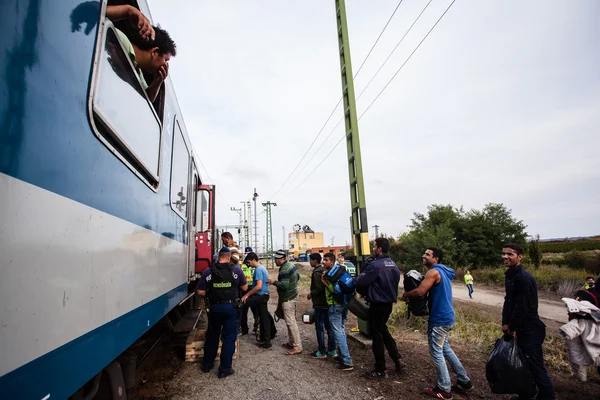 Réfugiés de guerre à la gare de Gyekenyes — Photo