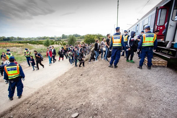 Réfugiés de guerre à la gare de Gyekenyes — Photo