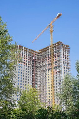 İnşaat halindeki çok katlı bir bina.