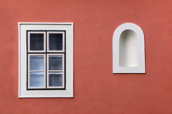 Ventana cerrada con nicho de pared — Foto de Stock