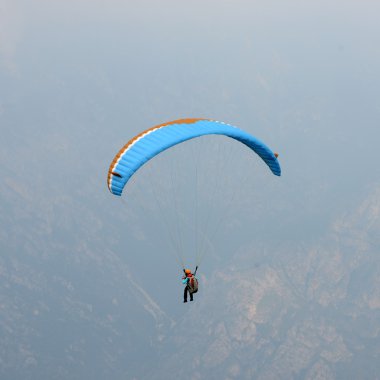 Lake Garda adlı uçan Yamaçparaşütü