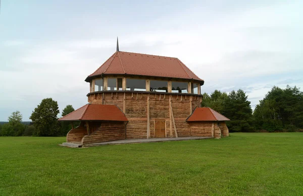 ハンガリーのオルセグにある木造教会は2010年に建てられました ストック写真