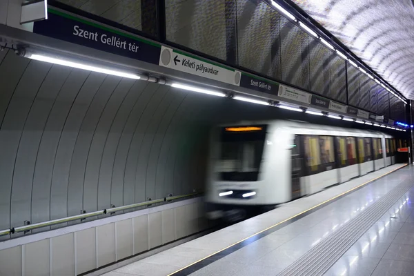 U-Bahn kommt gerade an — Stockfoto