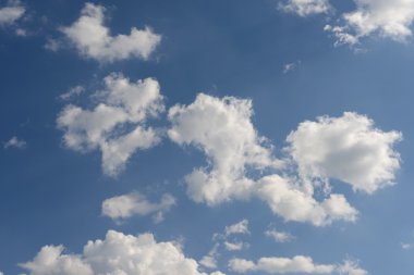  mavi gökyüzünde kabarık beyaz bulutlar