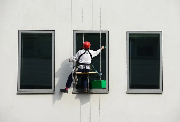 Alpinist window cleaner — Stock Photo, Image