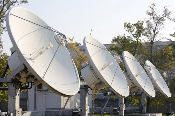 Quatro antenas de parábola — Fotografia de Stock