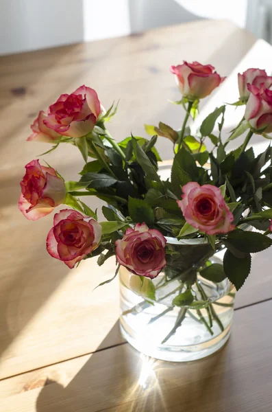Bukett med rosa rosor på bordet — Stockfoto