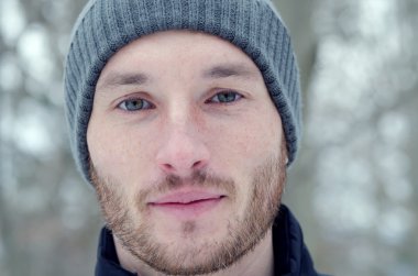 Bir kap içinde sakallı genç bir adam portresi