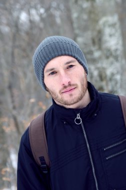 Bir kap içinde sakallı genç bir adam portresi