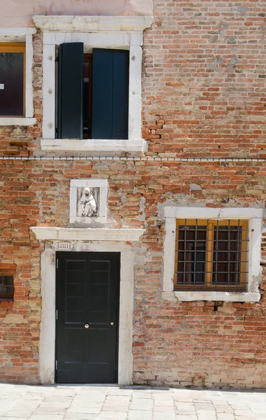 Fachada medieval do antigo edifício em Veneza — Fotografia de Stock