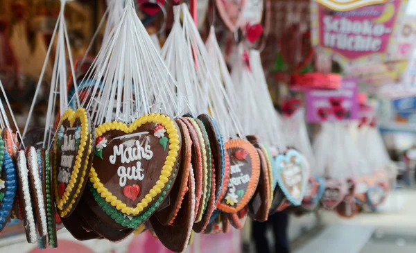 Gingerbread hearts at the Oktoberfest. — Stock Photo, Image