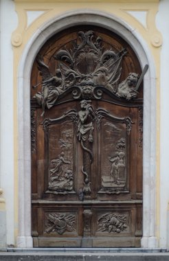 Bir iş parçacığı ile antik bir kapı.