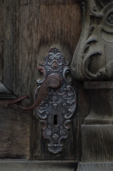 Fragmento de una vieja puerta de madera con un hilo y una cerradura . —  Fotos de Stock