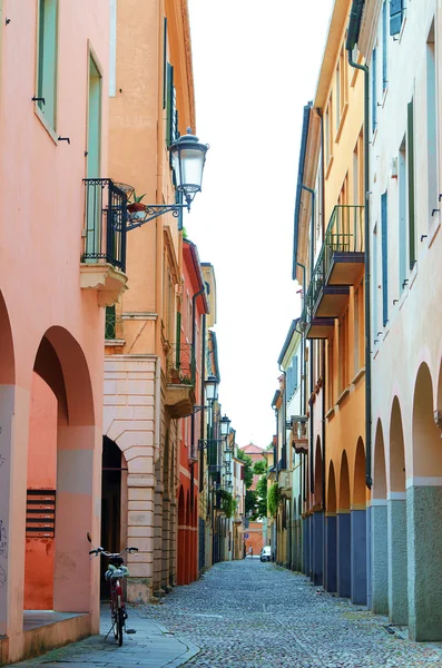 Calle europea estrecha —  Fotos de Stock