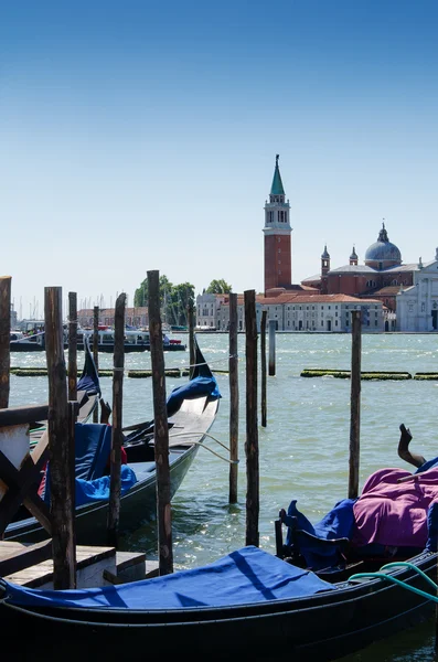 Venecia con famosas góndolas en la laguna veneciana, Italia — Foto de Stock