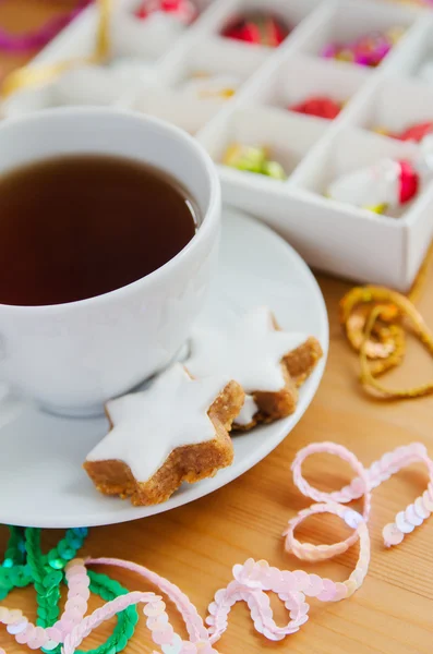 Τσάι με κέικ και διακόσμηση Χριστουγέννων — Φωτογραφία Αρχείου