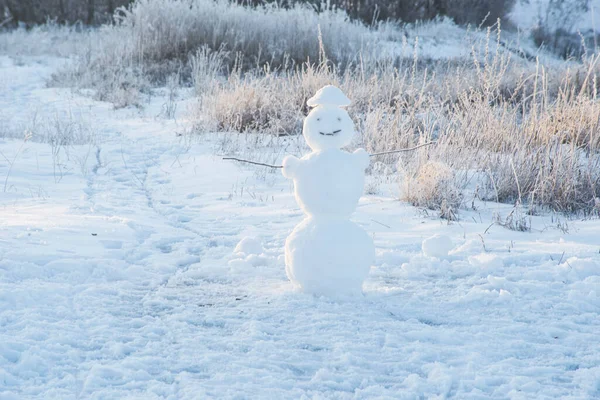 Schneemann Auf Verschneitem Feld Schwarz Weiß Großer Lächelnder Schneemann Frohe — Stockfoto