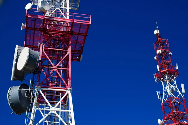 Cellulära torn och mobila stationer — Stockfoto