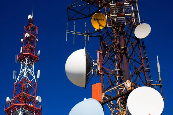 Communications tower with blue cloud sky background — Stock Photo, Image