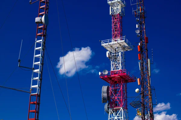 Communications tower with blue cloud sky background — Stock Photo, Image