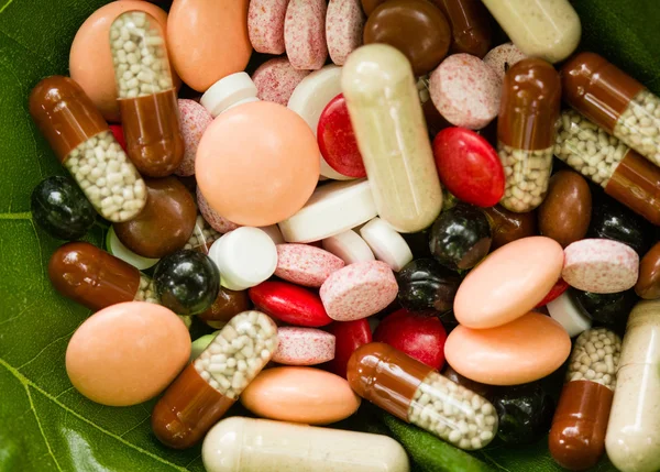 Blandade multivitaminer och piller — Stockfoto