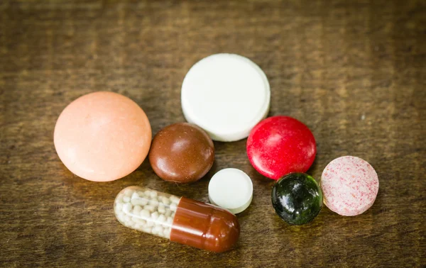 Verschiedene Multivitamine und Pillen — Stockfoto