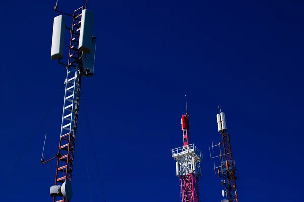 Wieży komórkowej i mobilnych stacji — Zdjęcie stockowe