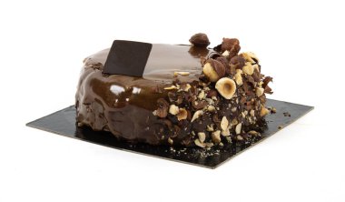 Beyaz arka planda sanatsal çikolatalı fındıklı kek