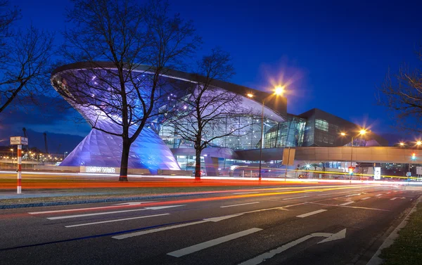 BMW wereld (Bmw Welt) in München in de nacht. — Stockfoto