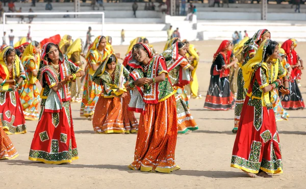 Chicas indias en traje étnico colorido — Foto de Stock