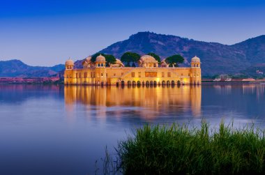 Saray jal mahal geceleri su. adam sager Gölü, jaipur, rajasth