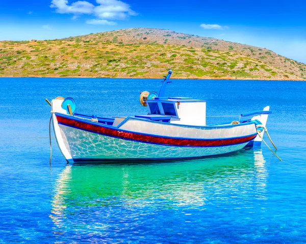 Barco de pesca ao largo da costa de Creta, Grécia — Fotografia de Stock