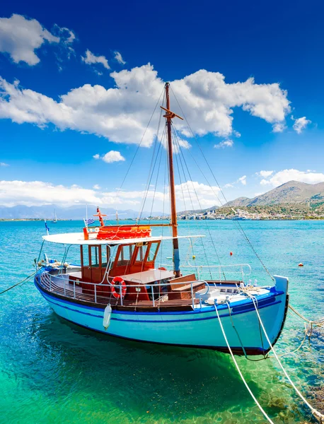 Barco de recreio na costa de Creta, Grécia — Fotografia de Stock