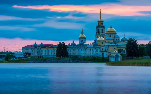 Monastero di Nilo-Stolobensky al tramonto . — Foto Stock