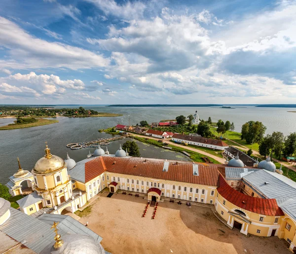 Monasterio de Nilov. Monasterio de Nilov está situado en la isla de Stolobny en el lago Seliger, región de Tver, Rusia . — Foto de Stock