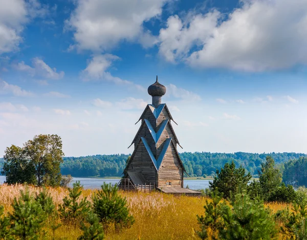 Fából készült, a falu Shirkovo Keresztelő Szent János templom — Stock Fotó