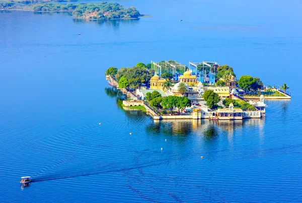 Jag Mandir Palace sul lago Pichola a Udaipur, India — Foto Stock