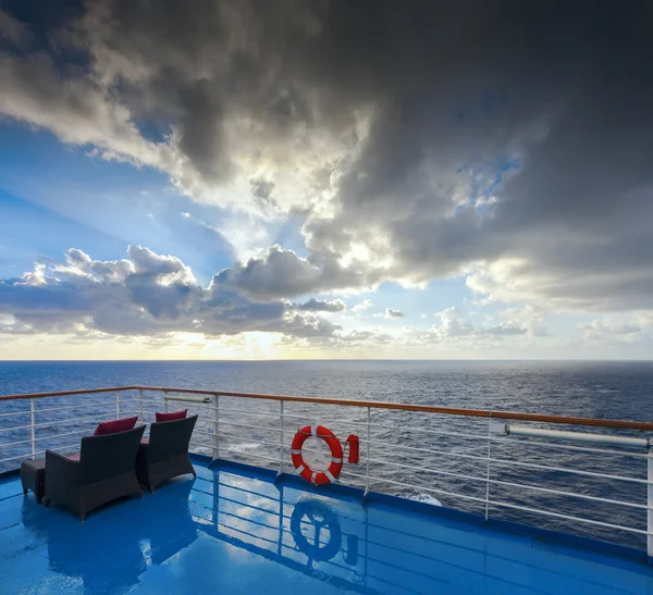 View of the ocean and sky from a cruise deck. The morning after — Stock Photo, Image