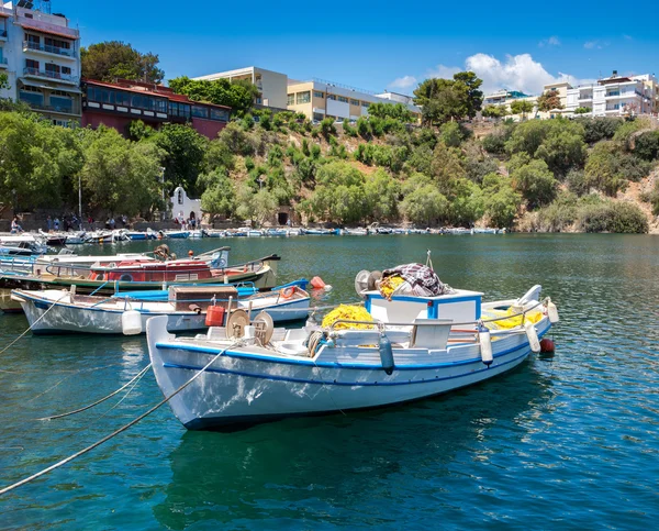 Lodě na jezero Vulismenského. Ajos Nikolaos, Kréta, Řecko — Stock fotografie